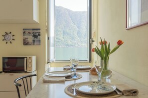 Apartment (1 Bedroom) | Wohnbereich | 32-Zoll-Smart-TV mit Digitalempfang