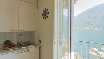 apartman (1 Bedroom) | Privát konyha | Mikrohullámú sütő, kávéfőző, elektromos vízforraló és etetőszék