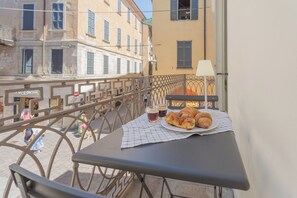 Apartment (1 Bedroom) | Balcony - Independence Apartment With Balcony by Rent all Como (Como)