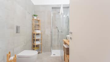 1 habitación, tabla de planchar con plancha, cunas y ropa de cama