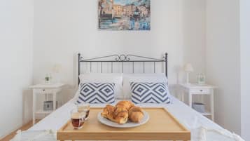 1 habitación, tabla de planchar con plancha, cunas y ropa de cama