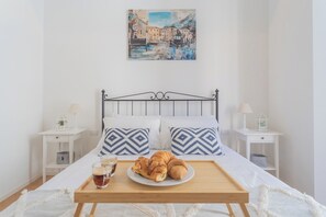 1 habitación, tabla de planchar con plancha, cunas y ropa de cama 