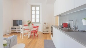 A modern kitchen with a built-in stove, a sink, and a window. - Independence Apartment With Balcony by Rent all Como (Como)