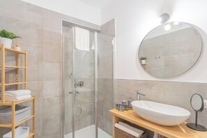 Apartment (1 Bedroom) | Bathroom | Shower, bidet - Independence Apartment With Balcony by Rent all Como (Como)