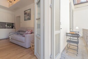 Apartment (1 Bedroom) | Wohnbereich | 32-Zoll-Flachbildfernseher mit Kabelempfang