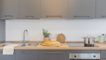 Appartamento (1 Bedroom) | Cucina privata | Forno, macchina per caffè espresso, bollitore elettrico, seggiolone