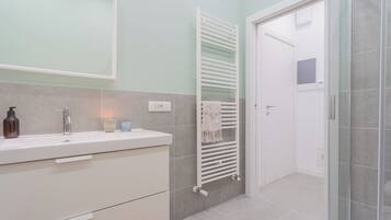 Appartamento (1 Bedroom) | Bagno | Doccia, bidet, asciugamani, sapone