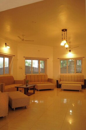 Living area - Hotel Shree Krishna Jungle Resort (Rajnagar)