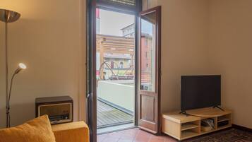 Apartment (2 Bedrooms) | Wohnbereich | 32-Zoll-Smart-TV mit Digitalempfang