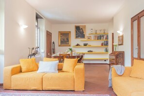 Apartment (2 Bedrooms) | Living area | 32-inch Smart TV with digital channels - La Casa del Golfista by Rent all Como (Como)