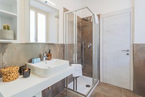 Leilighet (2 Bedrooms) | Bad | Dusj, bidé, håndklær og såpe