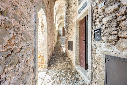 Lake View Terrace Apartment by Rent all Como