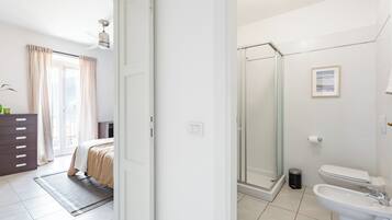 Appartement (1 Bedroom) | Badkamer | Een douche, een bidet, handdoeken, zeep