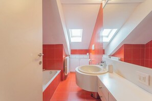 อพาร์ทเมนท์ (3 Bedrooms) | ห้องน้ำ | โถสุขภัณฑ์แบบบิเดท์, ผ้าเช็ดตัว, สบู่, ยาสระผม