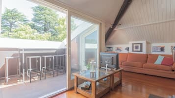 Appartamento (3 Bedrooms) | Area soggiorno | Smart TV 32 pollici con canali digitali