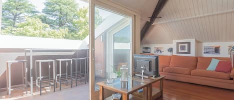 Apartamento (3 Bedrooms) | Zona de estar | Smart TV de 32 pulgadas con canales digitales