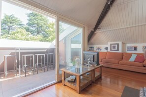 Căn hộ (3 Bedrooms) | Khu phòng khách | Smart TV 32-inch có truyền hình kỹ thuật số 