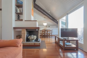 شقة (3 Bedrooms) | منطقة المعيشة | تلفزيون ذكي بحجم 32-بوصة يعرض قنوات تلفزيونية رقمية