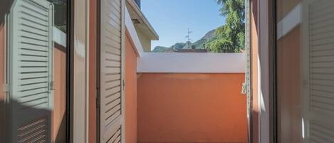 Appartamento (3 Bedrooms) | Balcone