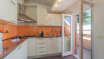 Appartamento (3 Bedrooms) | Cucina privata | Microonde, forno, macchina per caffè espresso, bollitore elettrico