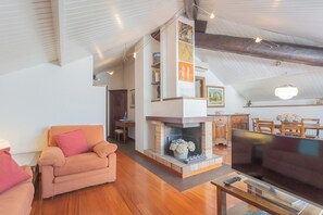 Apartment (3 Bedrooms) | Living area | 32-inch Smart TV with digital channels - La Mansarda by Rent all Como (Como)