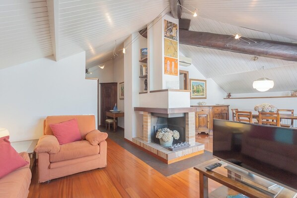 Apartment (3 Bedrooms) | Living area