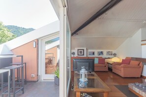 شقة (3 Bedrooms) | منطقة المعيشة | تلفزيون ذكي بحجم 32-بوصة يعرض قنوات تلفزيونية رقمية