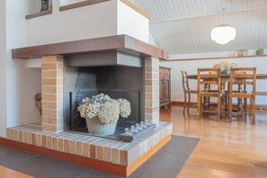 Apartment (3 Bedrooms) | Living area | 32-inch Smart TV with digital channels - La Mansarda by Rent all Como (Como)