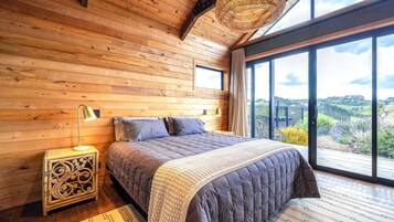 5 bedrooms, iron/ironing board, WiFi, bed sheets