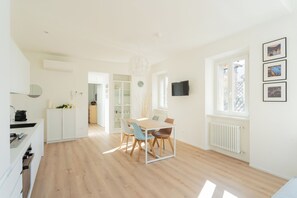 Appartement, 1 slaapkamer (Sunny Corner near Bellagio) | Woonruimte | Televisie