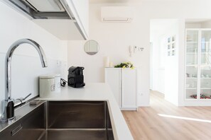 อพาร์ทเมนท์, 1 ห้องนอน (Sunny Corner near Bellagio) | ครัวส่วนตัว | ตู้เย็น, เตาอบ, เครื่องชงกาแฟเอสเปรสโซ, กาต้มน้ำไฟฟ้า
