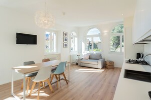 Apartamento, 1 quarto (Sunny Corner near Bellagio) | Área de estar | TV