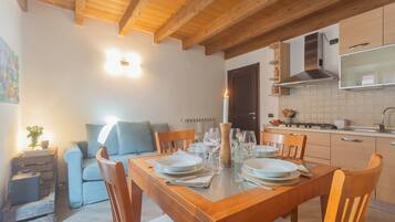Apartment (2 Bedrooms) | Dining room