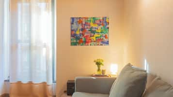 Appartamento (2 Bedrooms) | Area soggiorno | TV 32 pollici con canali via cavo