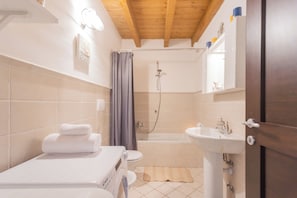 Apartment (2 Bedrooms) | Bathroom | Bidet, towels, soap, shampoo - Luini 7 by Rentallcomo by Rent all Como (Como)