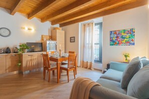 Apartment (2 Bedrooms) | Wohnbereich | 32-Zoll-Fernseher mit Kabelempfang