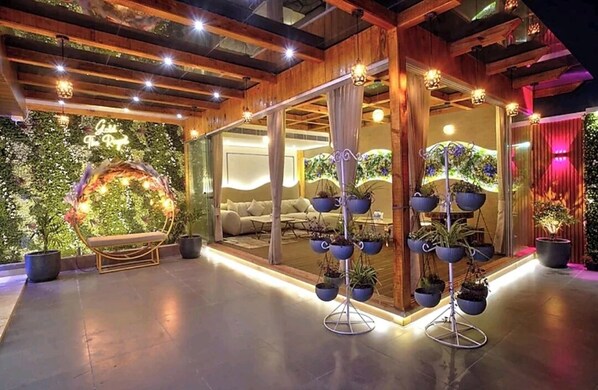 Family Quadruple Room | In-room dining - Hotel Hanuwant Palace  (New Delhi)