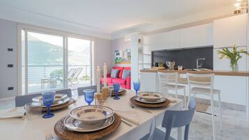 Appartamento (1 Bedroom) | Area soggiorno | Smart TV 32 pollici con canali satellitari
