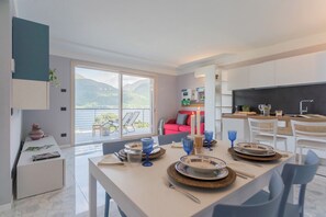 Appartement (1 Bedroom) | Aire de séjour | Téléviseur connecté de 32 po avec télévision par satellite