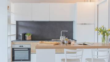 Appartamento (1 Bedroom) | Cucina privata | Frigorifero, forno, seggiolone, pentole/stoviglie/utensili