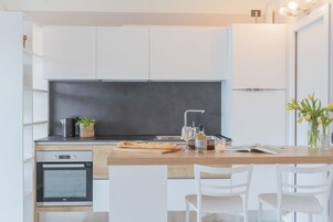 Refrigerador, horno, silla alta para bebés, utensilios de cocina