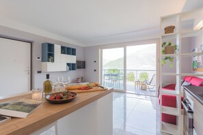 Apartamento (1 Bedroom) | Zona de estar | Smart TV de 32 pulgadas con canales por satélite