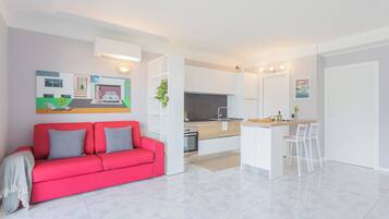 Appartamento (1 Bedroom) | Area soggiorno | Smart TV 32 pollici con canali satellitari