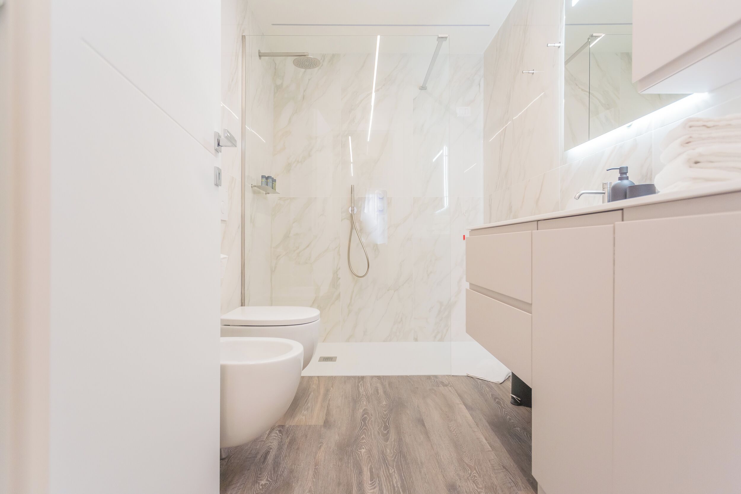 Appartement (1 Bedroom) | Badkamer | Een douche, een bidet, handdoeken, zeep