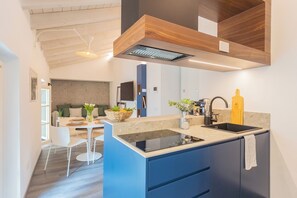 Apartment (2 Bedrooms) | Dapur kecil peribadi | Peti sejuk, ketuhar gelombang mikro, ketuhar, pembancuh kopi espreso