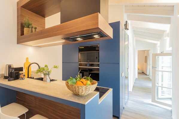 Apartment (2 Bedrooms) | Dapur kecil peribadi | Peti sejuk, ketuhar gelombang mikro, ketuhar, pembancuh kopi espreso