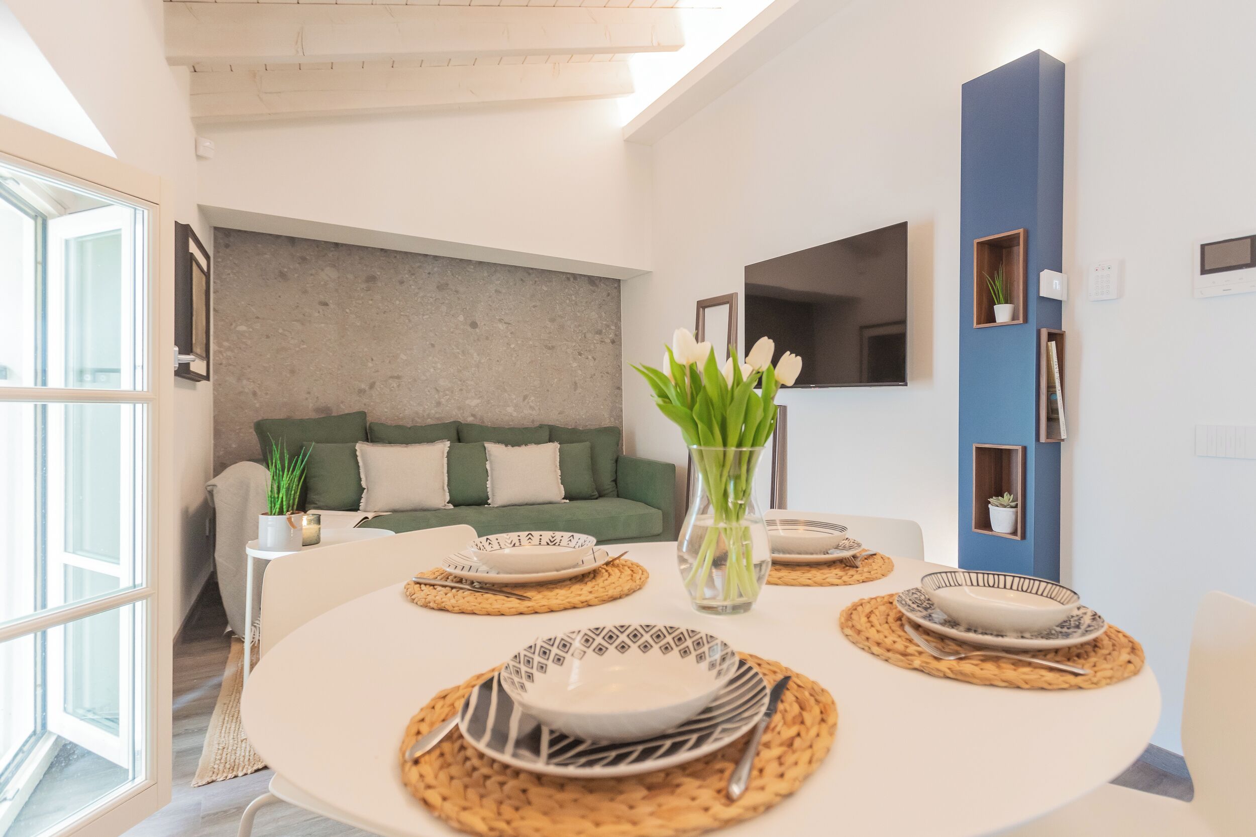 Leilighet (2 Bedrooms) | Oppholdsområde | En 32-tommers TV med kabel-kanaler