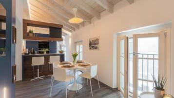 Leilighet (2 Bedrooms) | Oppholdsområde | En 32-tommers TV med kabel-kanaler