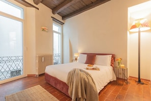 2 habitaciones, tabla de planchar con plancha, cunas y ropa de cama 