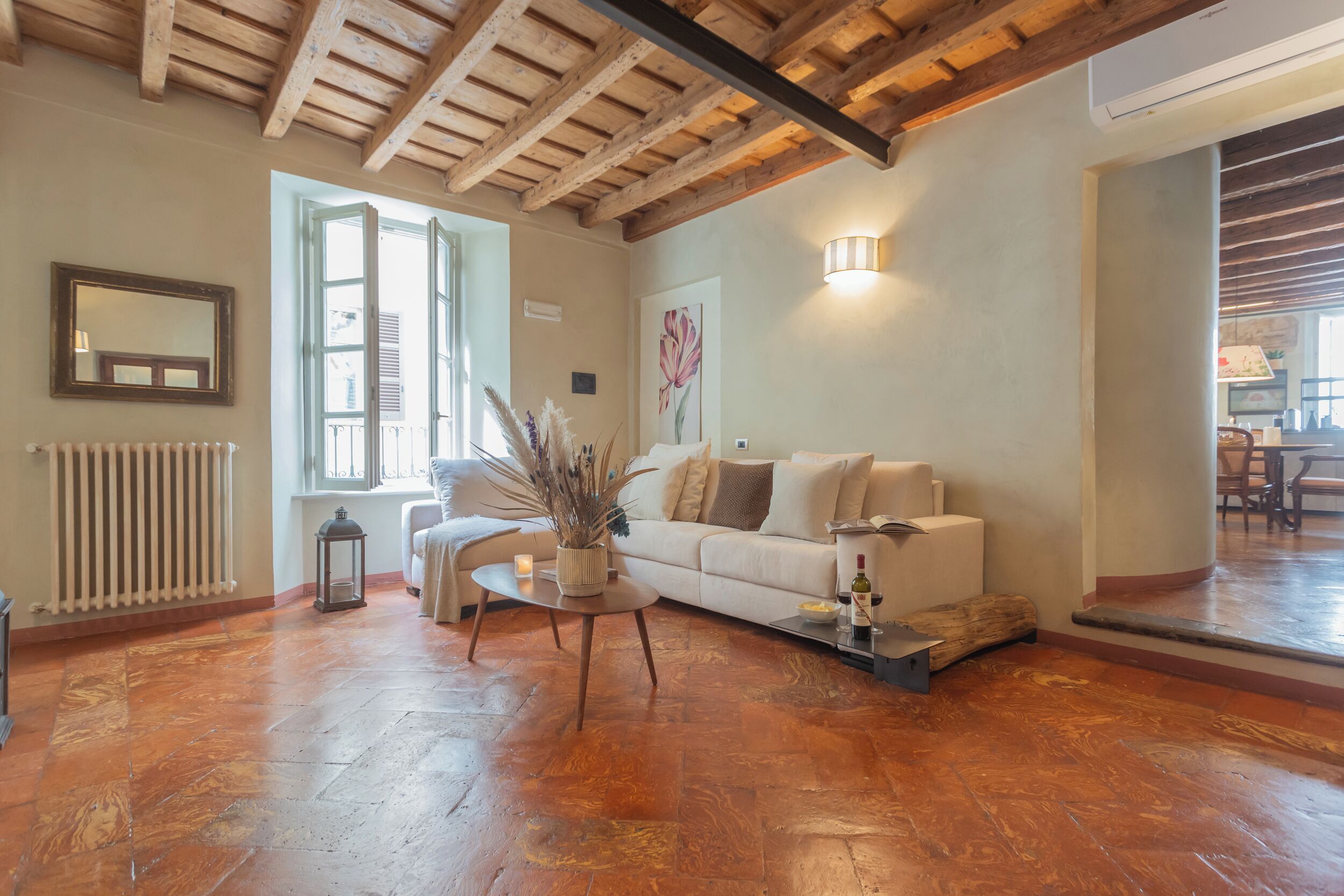 Appartement (2 Bedrooms) | Woonruimte | Een 32-inch flatscreentelevisie met kabelzenders